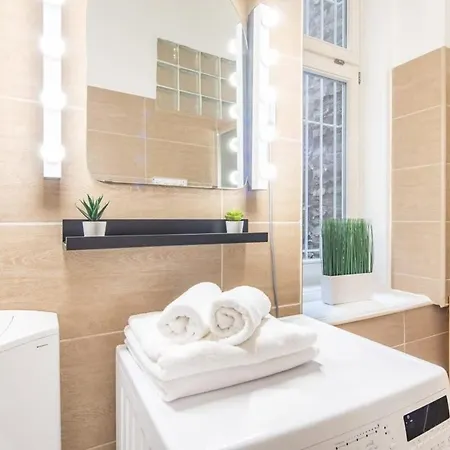 Full Comfort, 4 Bedrooms In The Heart Of The Budapest