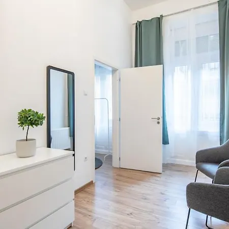 Full Comfort, 4 Bedrooms In The Heart Of The * Budapest